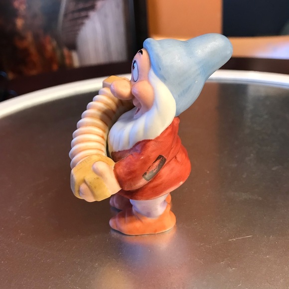 Seven Dwarf Bashful Figurine - Picture 2 of 4